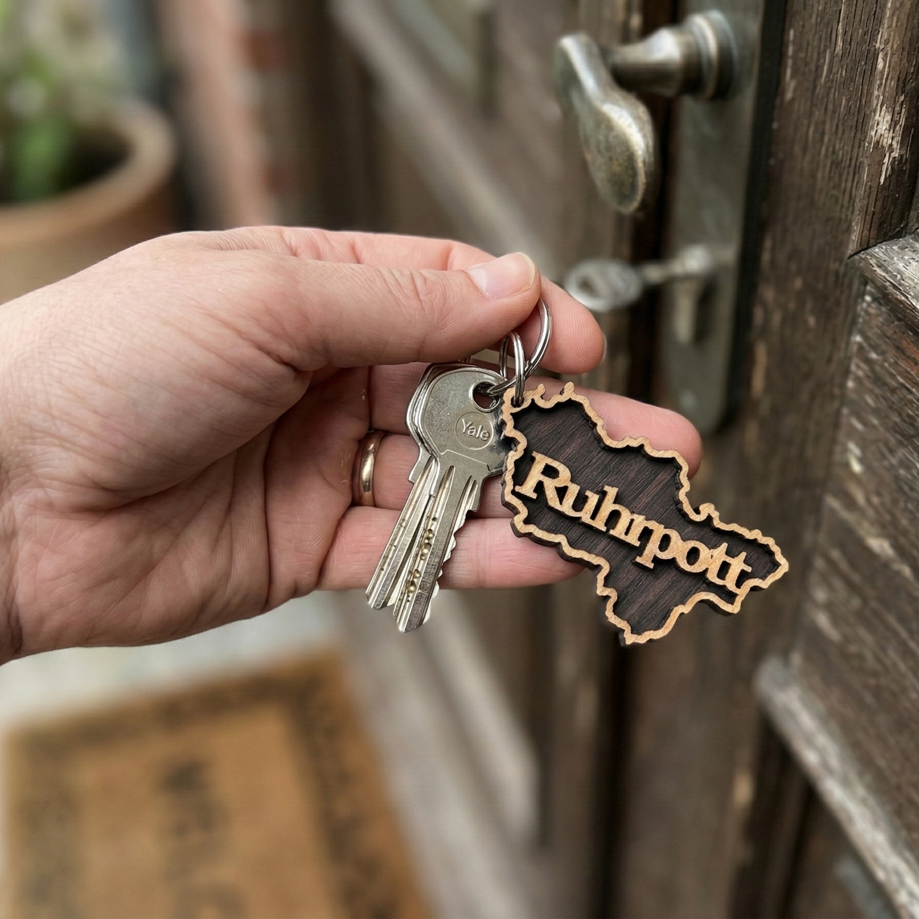 Personalisierter Ruhrpott Schlüsselanhänger mit Wunsch-Stadt – Holz Geschenk & 3er/5er Set